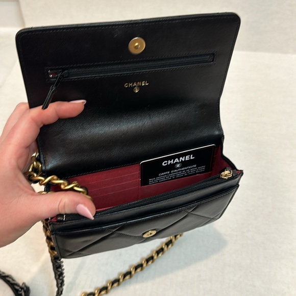 Pristine condition Lambskin Quilted Chanel 19 Wallet On Chain Black complete set - Picture 13 of 17